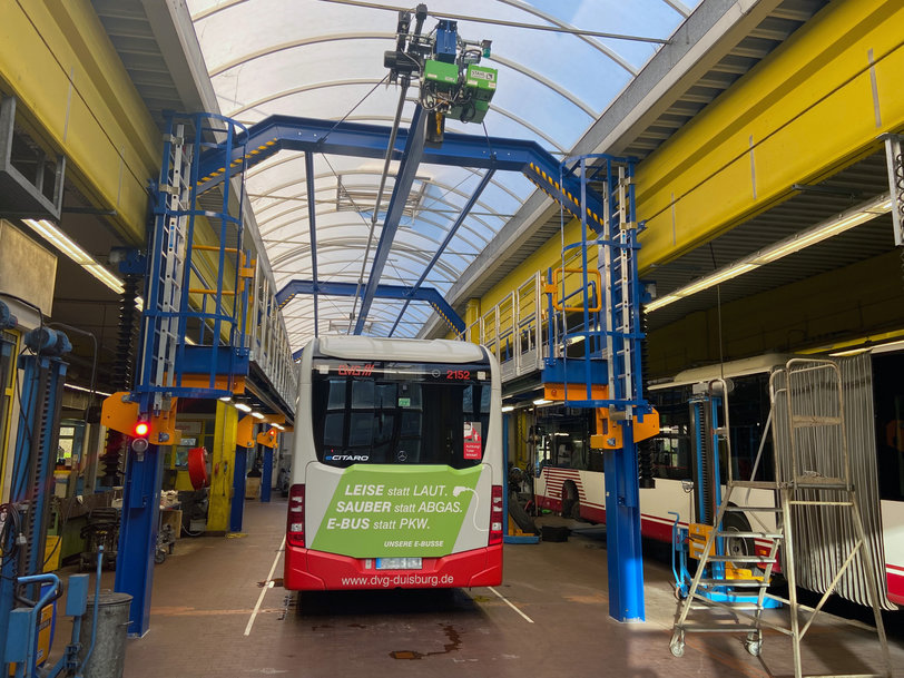Pfaff Verkehrstechnik liefert höhenverstellbare Dacharbeitsbühne an die DVG zur Wartung und Instandhaltung der Busflotte